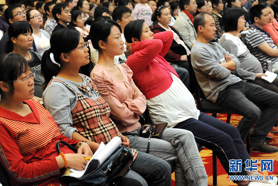 “準(zhǔn)媽媽”和“準(zhǔn)爸爸”們?cè)卩嵵菔信e行的一場(chǎng)金色“孕”律音樂(lè)會(huì)現(xiàn)場(chǎng)欣賞搖籃曲（2011年5月8日攝）。