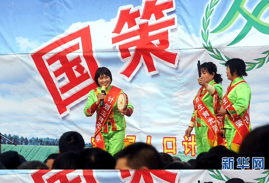 說(shuō)唱演員在河南省寶豐縣街頭宣傳計(jì)劃生育政策（2008年2月19日攝）。