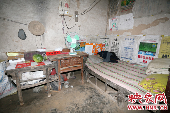 老人的居住條件十分簡(jiǎn)陋。