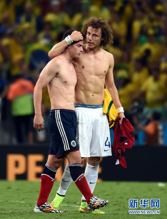 圖為7月4日，巴西隊(duì)球員路易斯（右）賽后安慰哥倫比亞隊(duì)球員羅德里格斯。