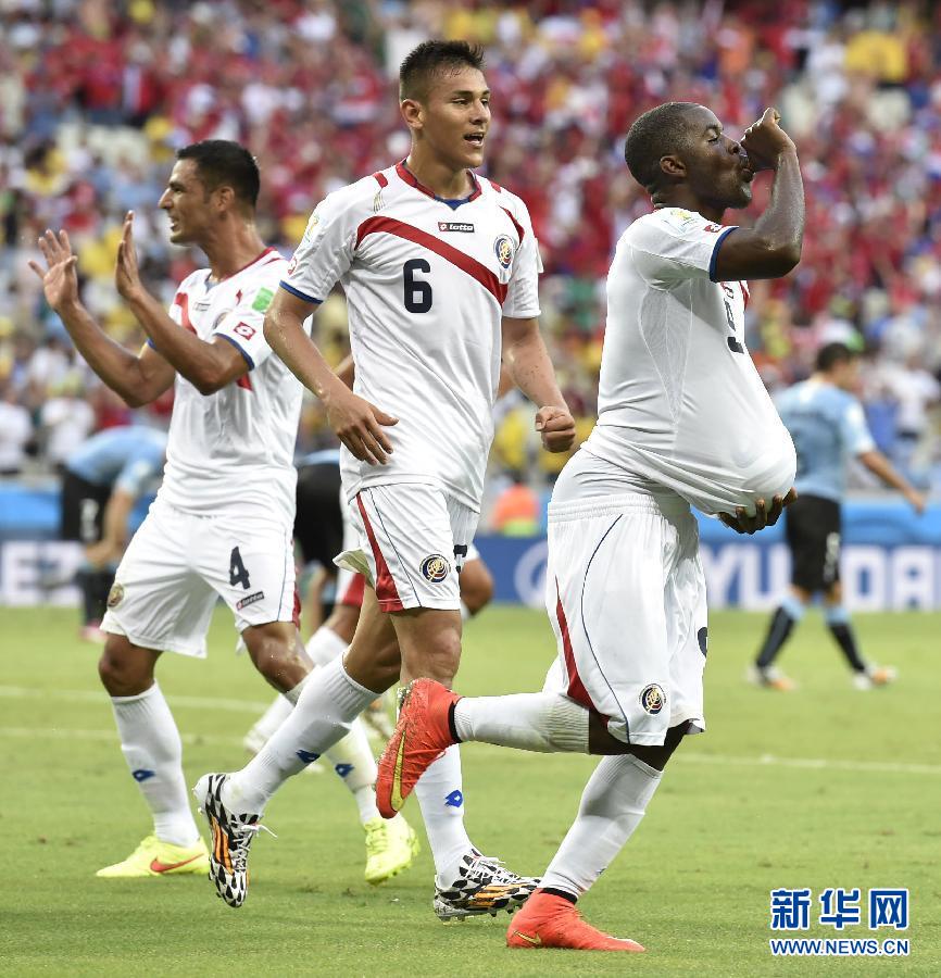 6月14日，哥斯達(dá)黎加隊(duì)球員喬·坎貝爾（右一）進(jìn)球后將足球塞進(jìn)衣服內(nèi)慶祝。