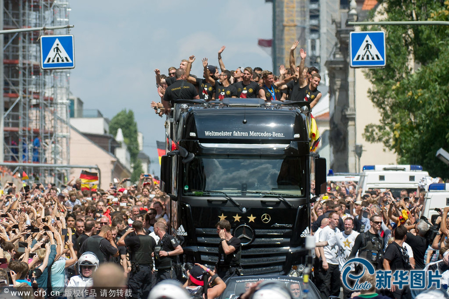 當(dāng)?shù)貢r(shí)間2014年7月15日，德國(guó)柏林，德國(guó)隊(duì)歸國(guó)舉行奪冠巡游。