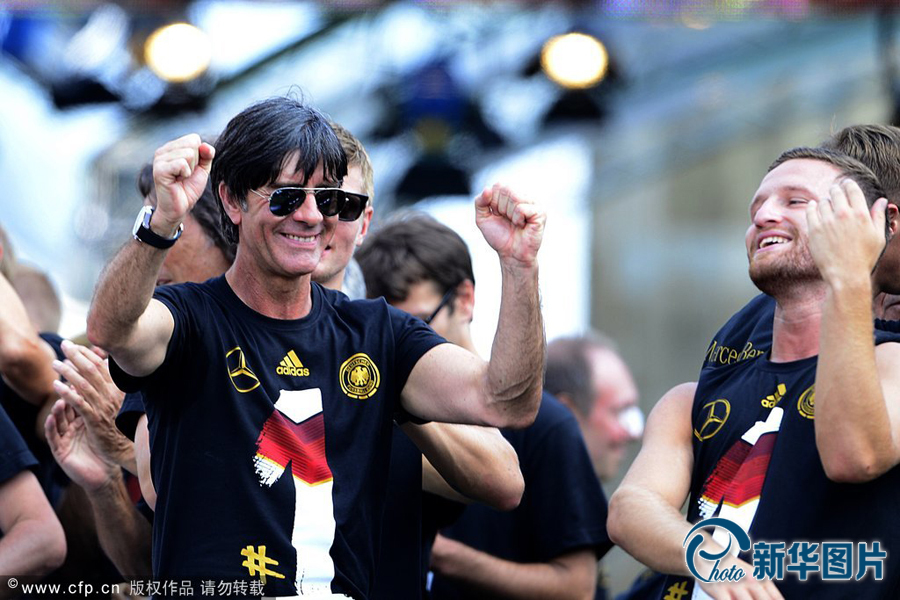 當(dāng)?shù)貢r(shí)間2014年7月15日，德國(guó)柏林，德國(guó)隊(duì)歸國(guó)舉行奪冠巡游