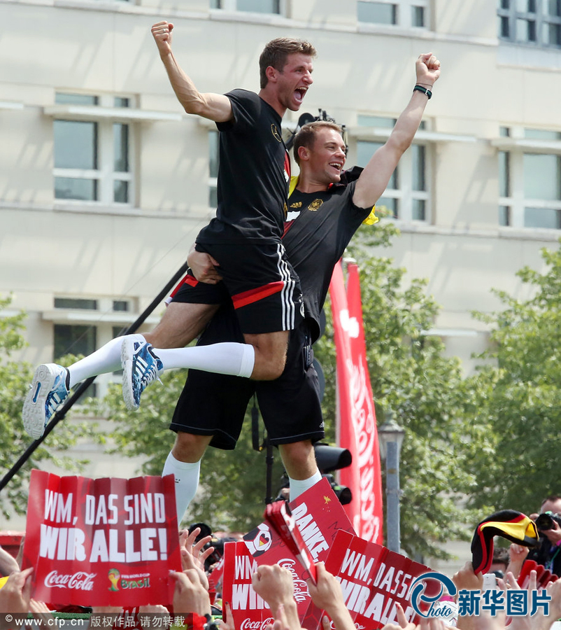 當(dāng)?shù)貢r(shí)間2014年7月15日，德國(guó)柏林，德國(guó)隊(duì)歸國(guó)舉行奪冠巡游