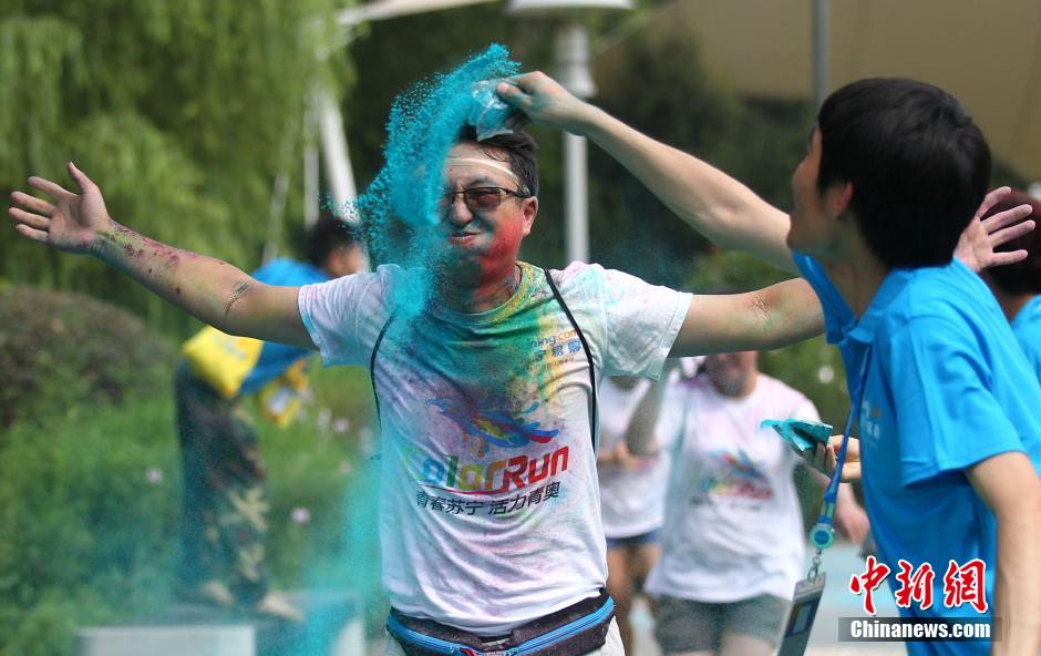 7月19日,參加彩虹跑的年輕人沖向終點(diǎn)后合影。