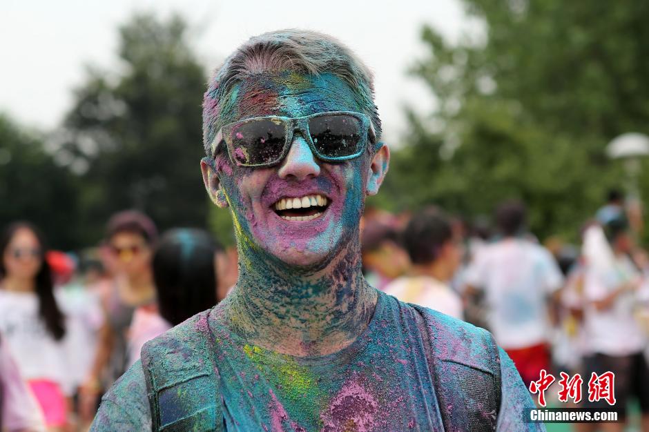 7月19日,參加彩虹跑的年輕人沖向終點(diǎn)后合影。