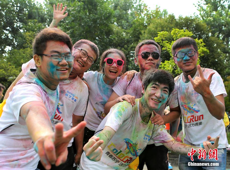 7月19日,參加彩虹跑的年輕人沖向終點(diǎn)后合影。