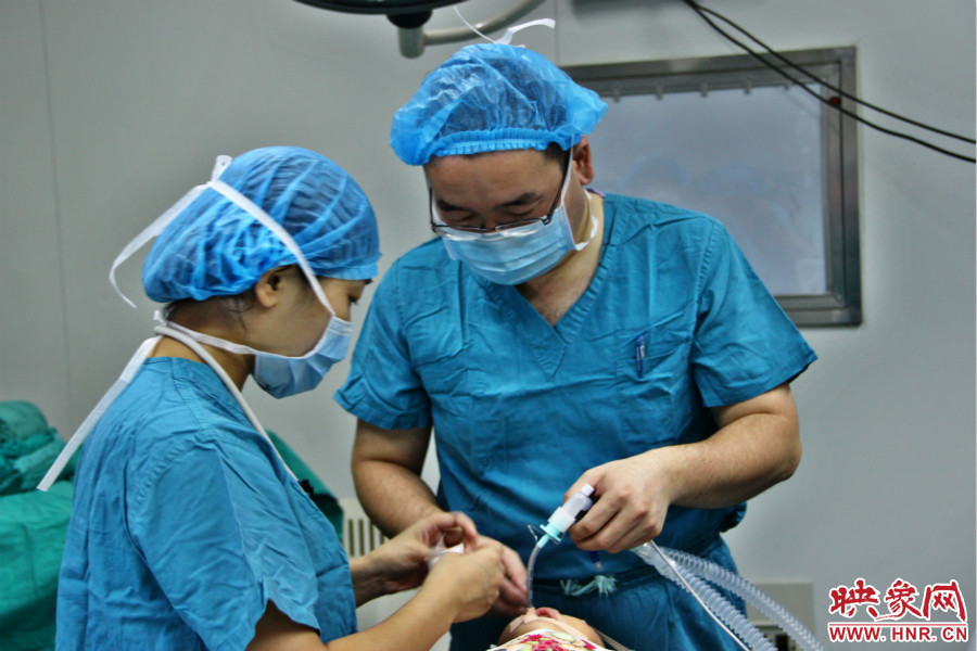 醫(yī)生正在對小龍進行麻醉后的觀察。