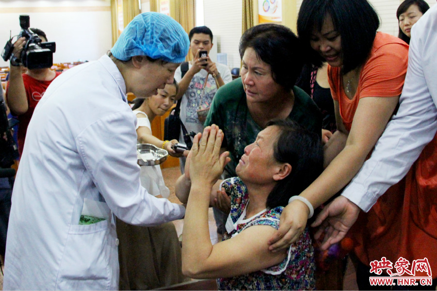 當?shù)弥↓埬X部的鋼針成功取出，馮書想的情緒有些激動。