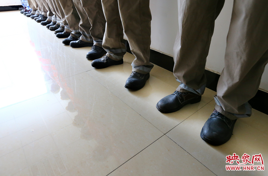 由于工作需要，即使在高溫天氣下也必須穿厚重的絕緣鞋