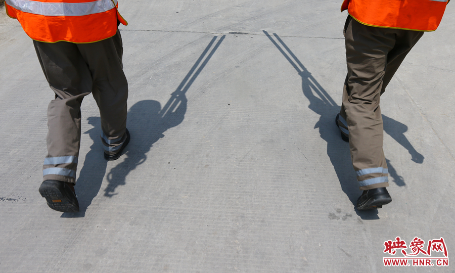 中午時(shí)分，烈日當(dāng)頭，在滾燙的水泥地面上投下了小小的身影