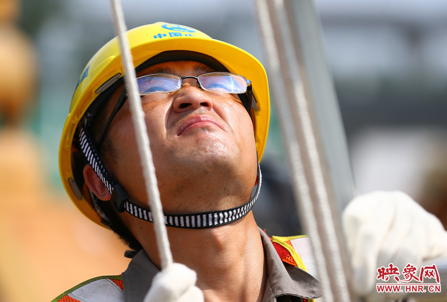 酷暑下，工人師傅的每一個(gè)動(dòng)作都消耗著大量的體力