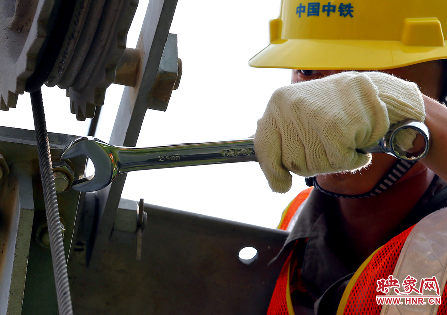 雖然備受高溫的煎熬，但是工作卻是一絲不茍