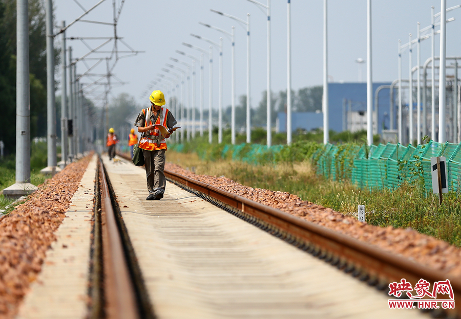 在前往下個(gè)檢修點(diǎn)的路上，還不忘查看工作單