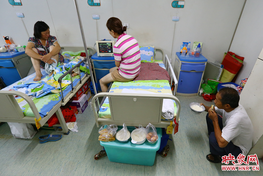 早上八點多，親戚買來了早餐，可是孩子的奶奶和姑姑卻吃不下去