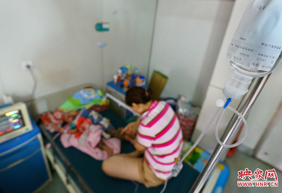 早上7點左右，醫(yī)生為大龍輸液做術(shù)前準(zhǔn)備