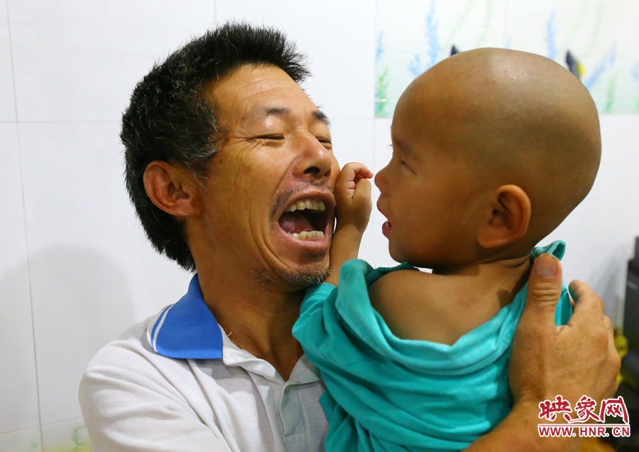 麻醉前，爺爺努力逗著大龍笑，他希望孩子能暫時忘記傷病帶來的疼痛