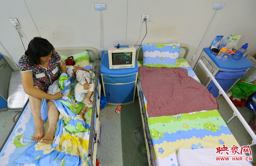 大龍手術(shù)期間，奶奶一直守在小龍身邊