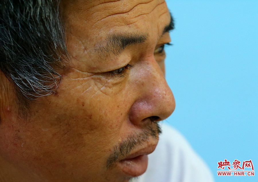 大龍爺爺兩鬢的白發(fā)這兩天好像又多了些，在手術(shù)室外的等待，更是對他內(nèi)心的煎熬。