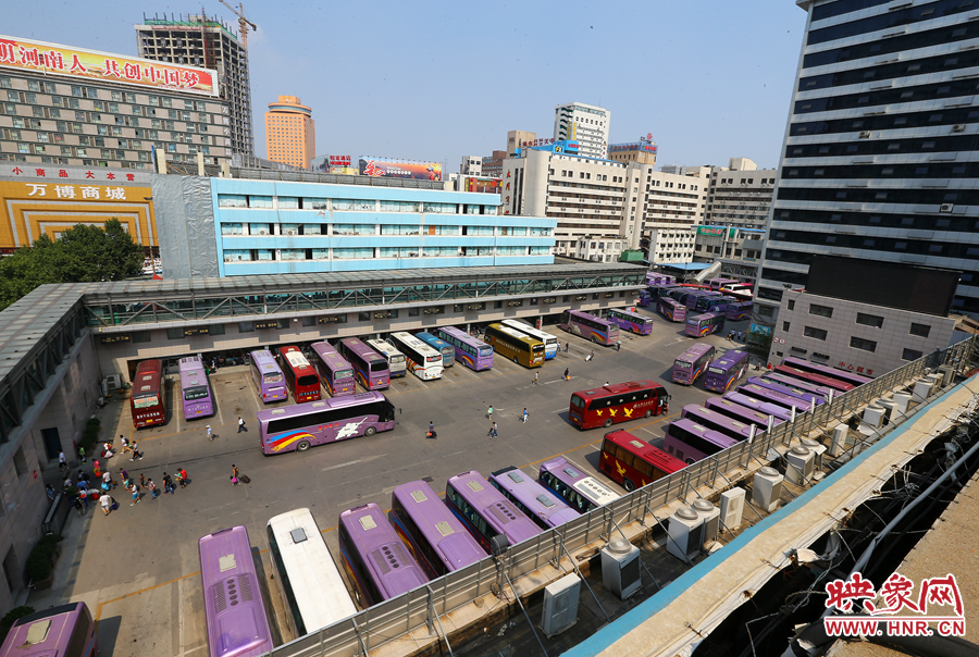 不大的停車場(chǎng)內(nèi)，每天都有上千輛長(zhǎng)途車需要調(diào)度員指揮協(xié)調(diào)