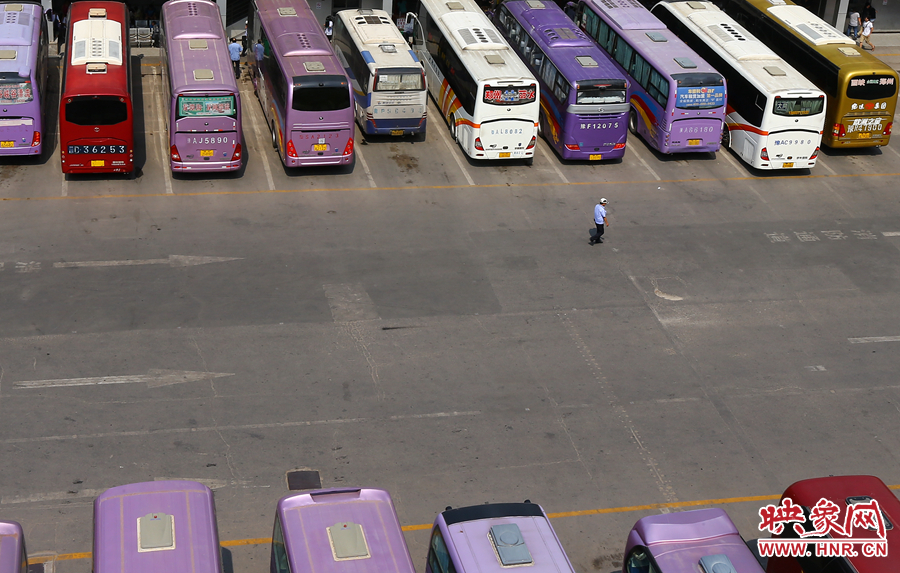 在不大的車站內(nèi)，幾十輛客車不停運(yùn)轉(zhuǎn)的發(fā)動(dòng)機(jī)，使得場(chǎng)站內(nèi)溫度居高不下