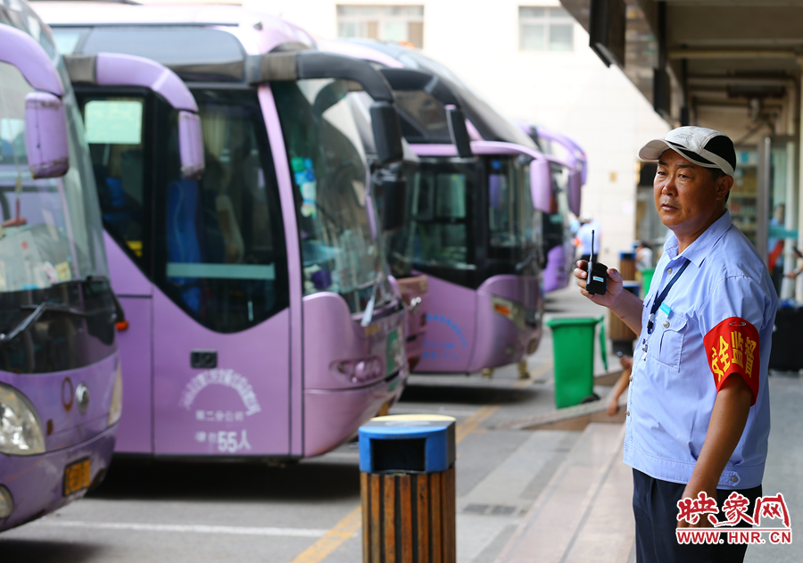 車前車后總能看見(jiàn)忙碌不停的調(diào)度員