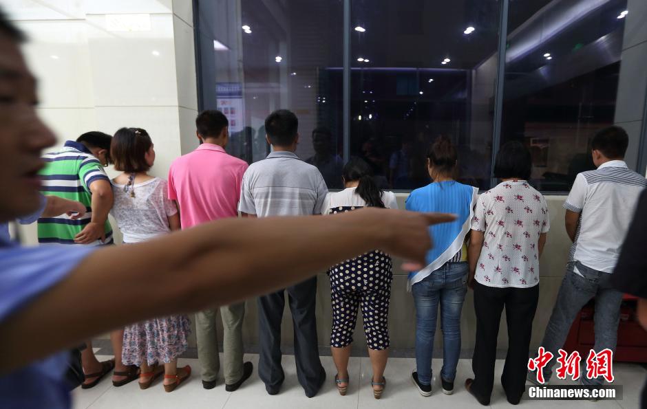 7月24日晚,南京警方將抓獲的以福建、江西、河南、湖北、黑龍江等多個(gè)外省市的涉及傳銷人員集中帶回。