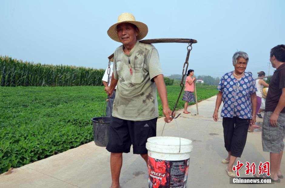 每天排隊(duì)取水，廢水循環(huán)使用已成為該村老少的生活習(xí)慣。