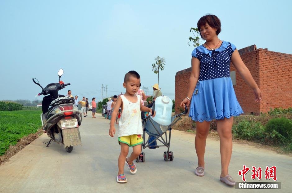 村民每天排隊(duì)取水。