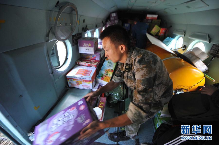  8月5日，在魯?shù)榭h龍頭山鎮(zhèn)，部隊官兵從直升機上卸載救災(zāi)物資。