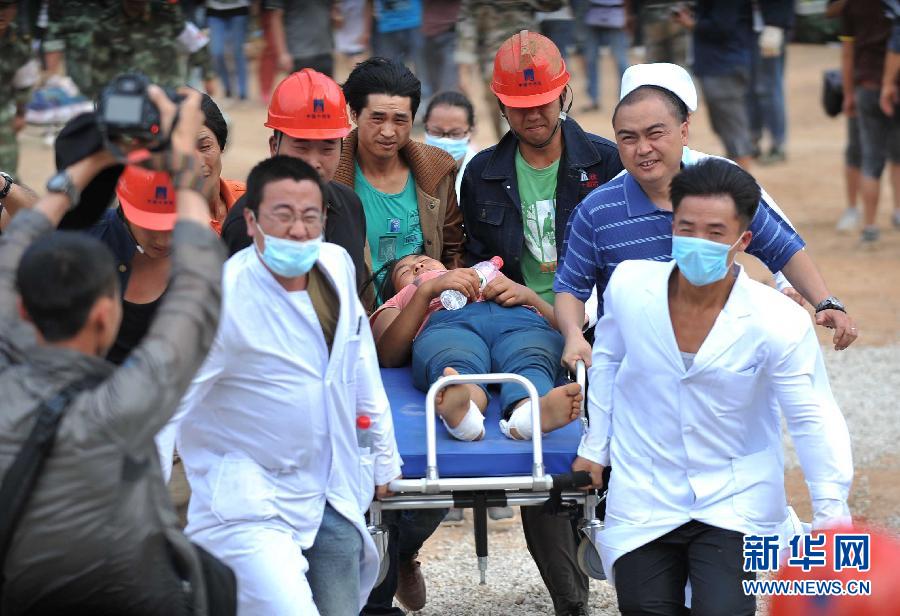 8月5日，在魯?shù)榭h龍頭山鎮(zhèn)，醫(yī)護(hù)人員準(zhǔn)備將傷員轉(zhuǎn)運到直升機。