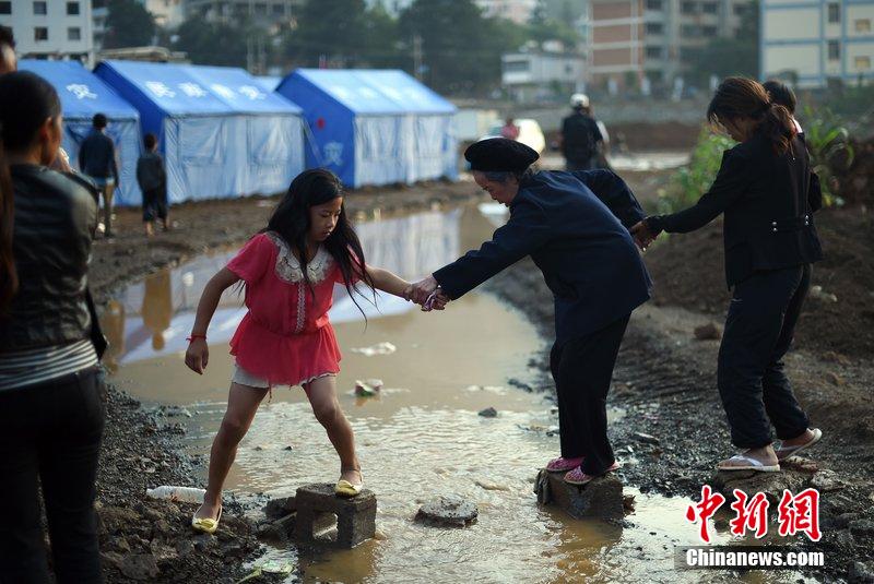 2014年8月6日，云南魯?shù)辇堫^山災區(qū)，民眾暫居帳篷。