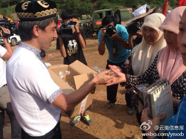 　“切糕王子”阿迪力帶著重達(dá)5噸、價(jià)值50萬元的切糕于7日下午抵達(dá)魯?shù)榈卣鹫鹬旋堫^山鎮(zhèn)。