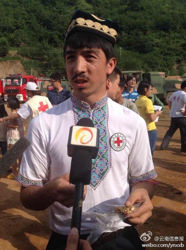 “切糕王子”阿迪力帶著他1萬斤的切糕自長(zhǎng)沙抵達(dá)了龍頭山鎮(zhèn)。