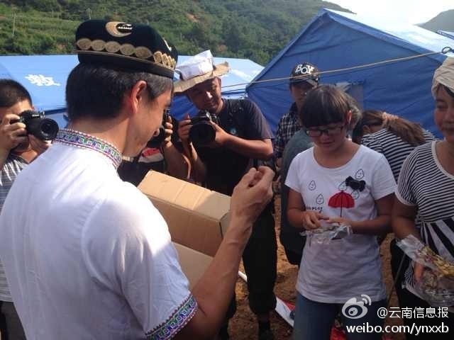 “切糕王子”阿迪力帶著重達(dá)5噸、價(jià)值50萬元的切糕于7日下午抵達(dá)魯?shù)榈卣鹫鹬旋堫^山鎮(zhèn)。