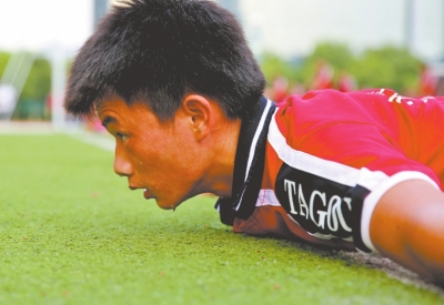 　南京天氣炎熱，地表溫度有時達(dá)到40℃以上，烈日下孩子們的衣服濕了又干、干了又濕。