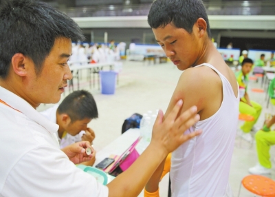 　南京天氣炎熱，地表溫度有時達(dá)到40℃以上，烈日下孩子們的衣服濕了又干、干了又濕。