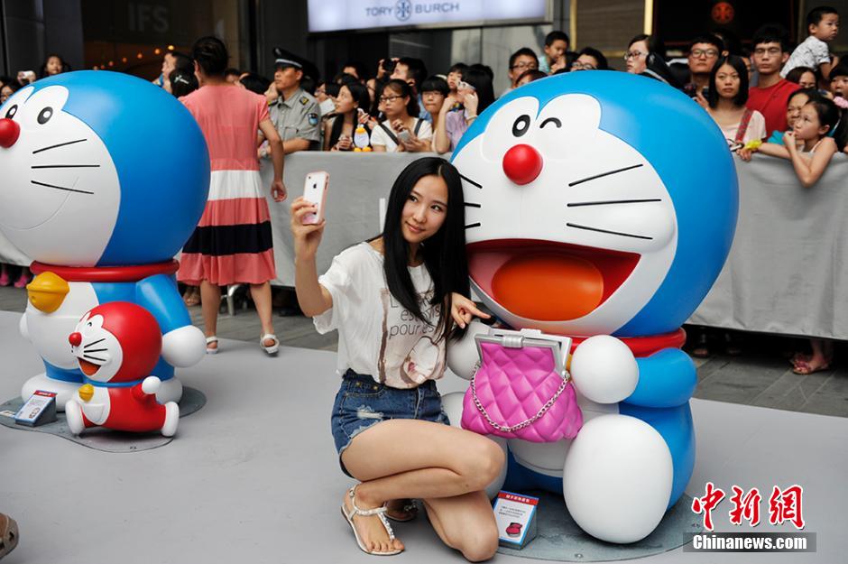 圖為成都民眾與哆啦A夢(mèng)合影留念。