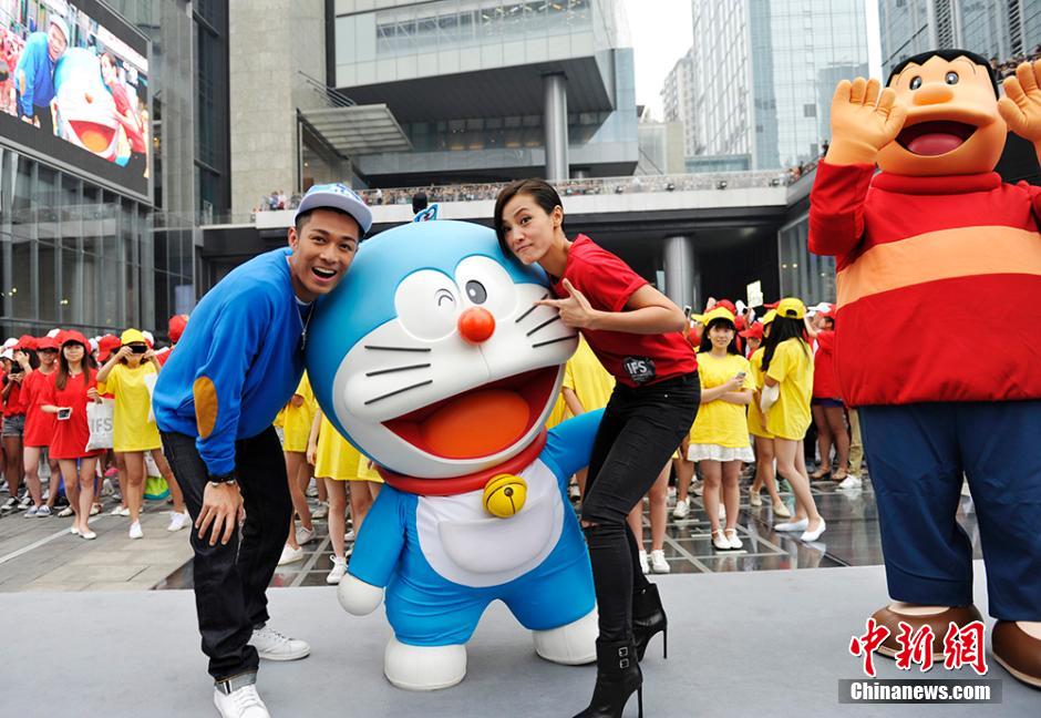 圖為何韻詩(shī)、周柏豪與哆啦A夢(mèng)合影。