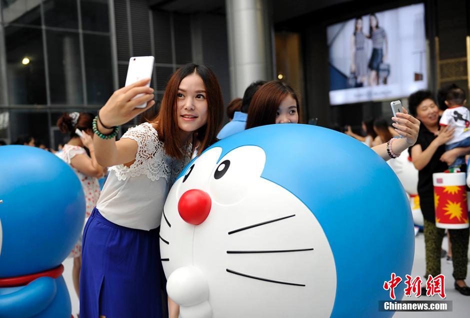 圖為成都民眾與哆啦A夢(mèng)合影留念。