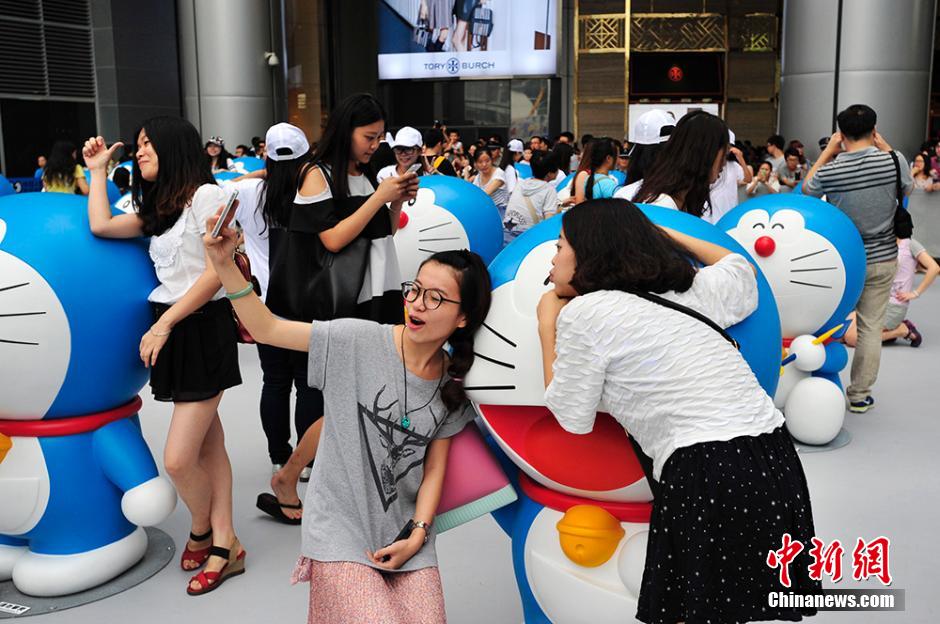 圖為成都民眾與哆啦A夢(mèng)合影留念。