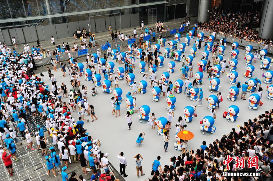 圖為成都民眾狂熱追捧哆啦A夢(mèng)。