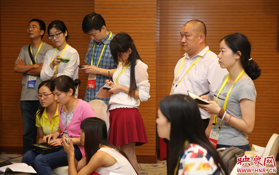  媒體記者集中采訪專家學(xué)者。