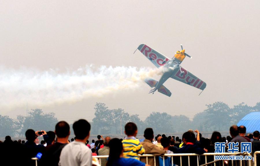 　9月13日，特技隊員在進行空中飛行表演。