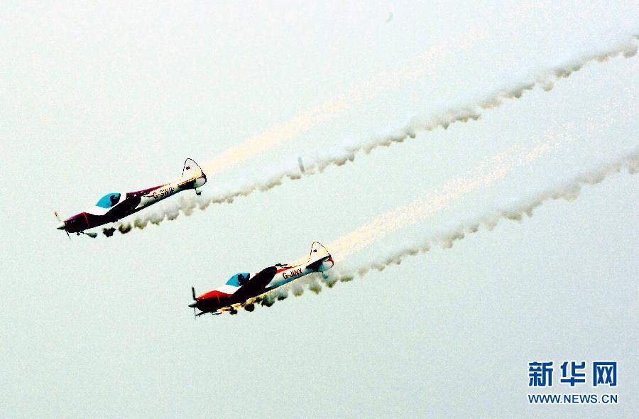 9月13日，特技隊員在進行空中飛行表演。