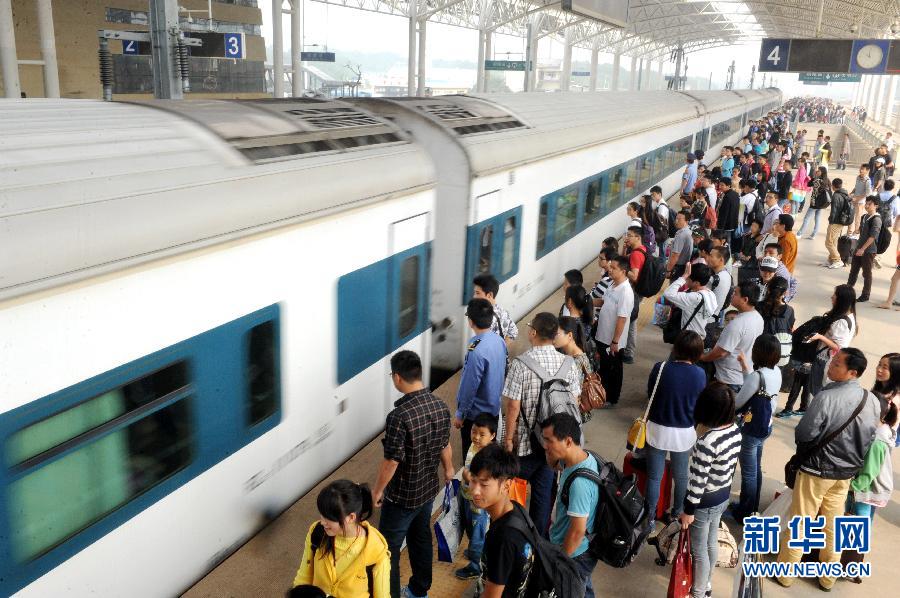 10月6日，在安徽銅陵火車(chē)站，大批旅客在站臺(tái)上等候乘車(chē)。