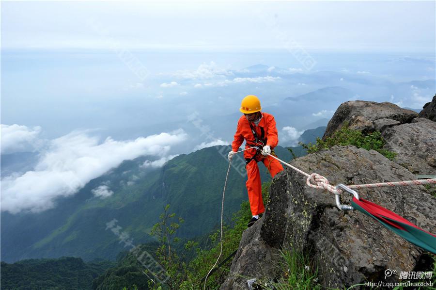 10月5日，峨眉山景區(qū)清潔工彭文才下到巖壁清理游客丟棄的垃圾。