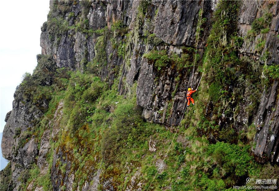 在峨眉山金頂，彭文才是護欄以外和懸崖區(qū)域唯一的清潔工。