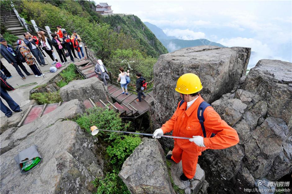 彭文才在撿拾垃圾。