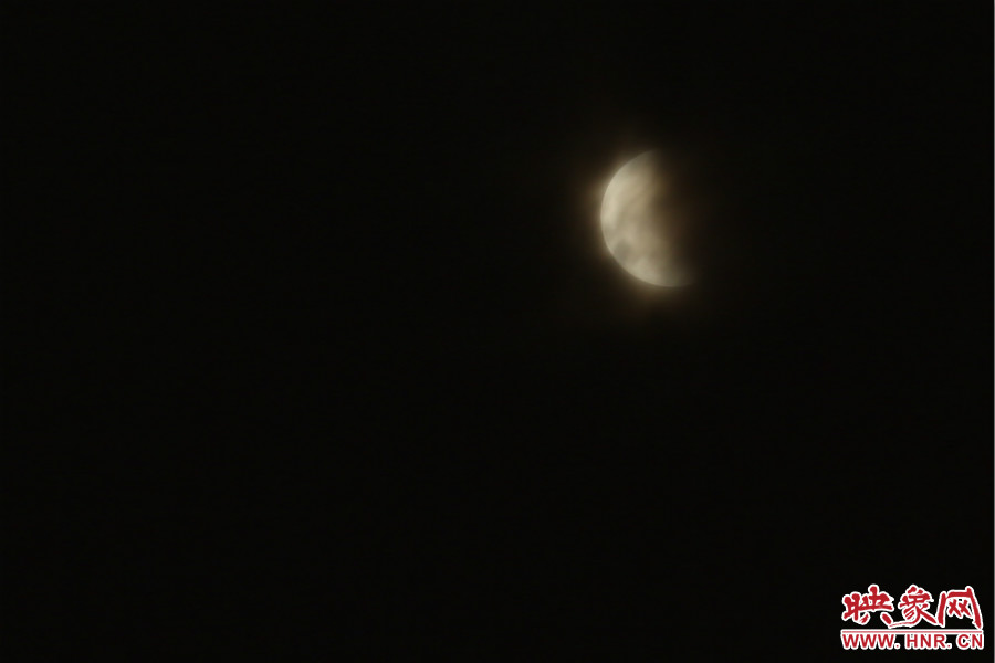 20：02月亮在云層中忽隱忽現(xiàn)。